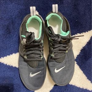 Nike woman green black sneaker size 5